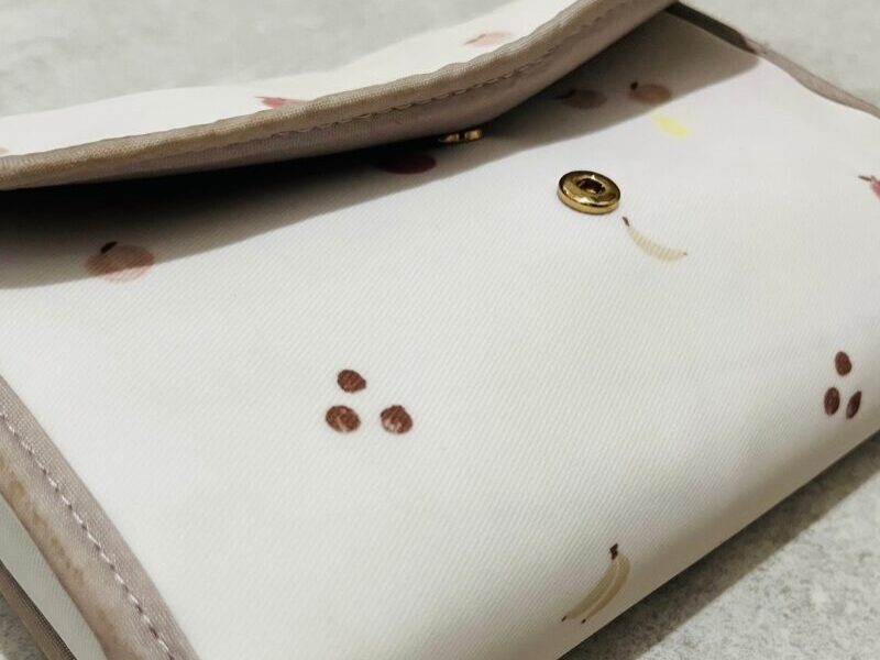 福岡市の母子手帳を入れたジェラピケのケースがパンパンな状態の写真。