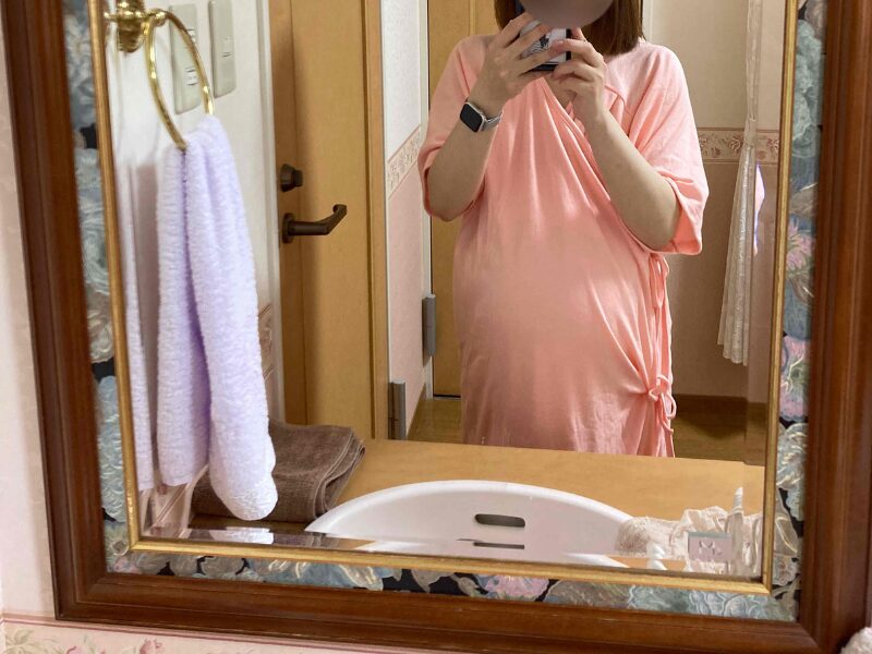 産院が準備した服(前開き)に着替えた様子の写真。