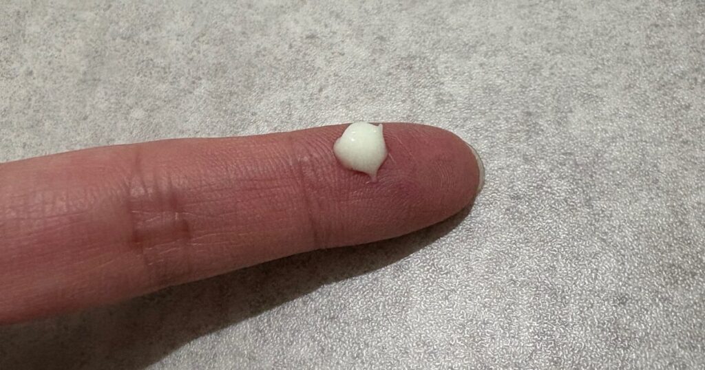 指先にレチノールクリームを米粒程度出した写真