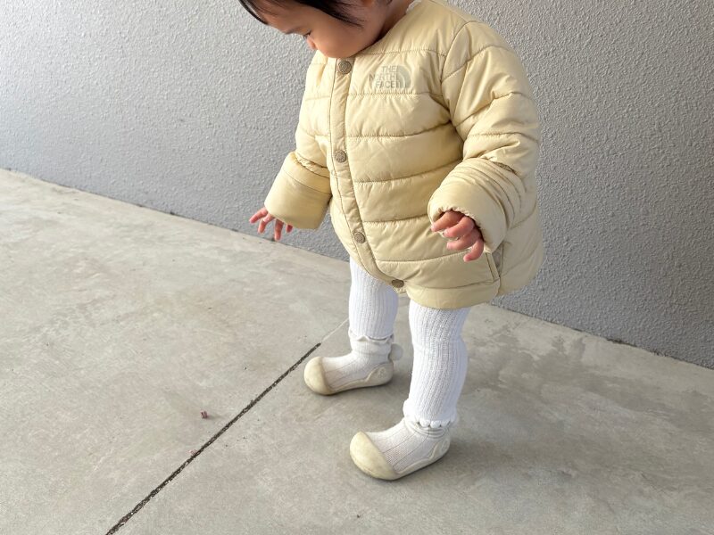 ノースフェイス ベビーダウンを着用している娘の写真