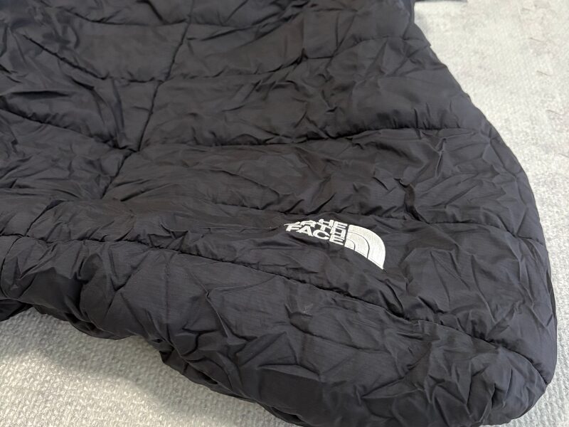 畳んだ状態で約２ヶ月収納していて、シワシワのノースフェイスのシェルブランケットの写真
