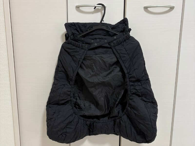 ノースフェイスのシェルブランケットをハンガーに吊るした状態