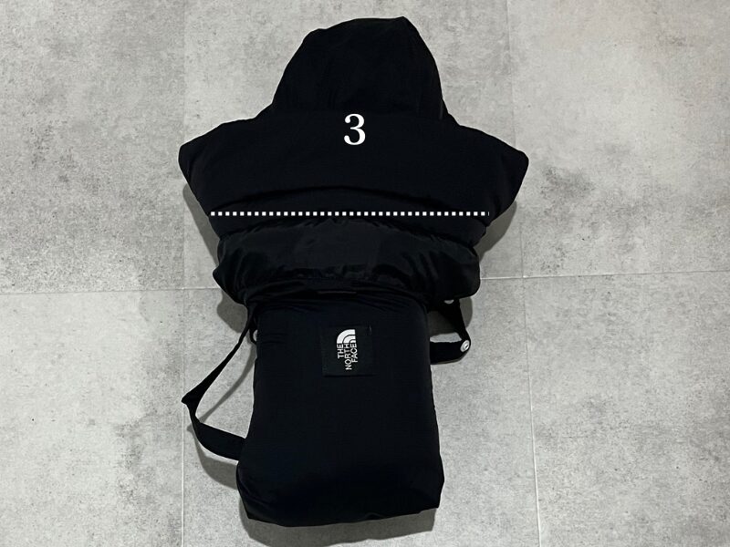 ノースフェイス シェルブランケットを収納している様子