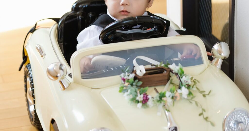 リングボーイの車に乗る息子の写真