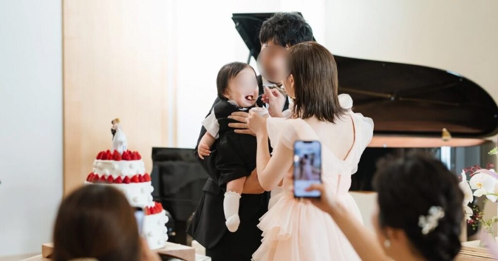 大きな口を開けてケーキを食べる息子の写真