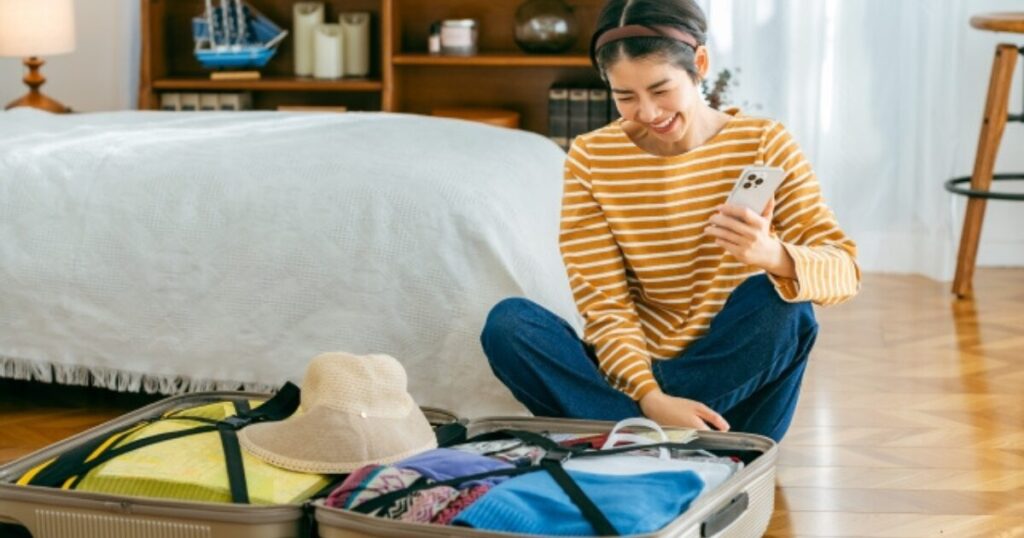 旅行の準備をする女性の写真