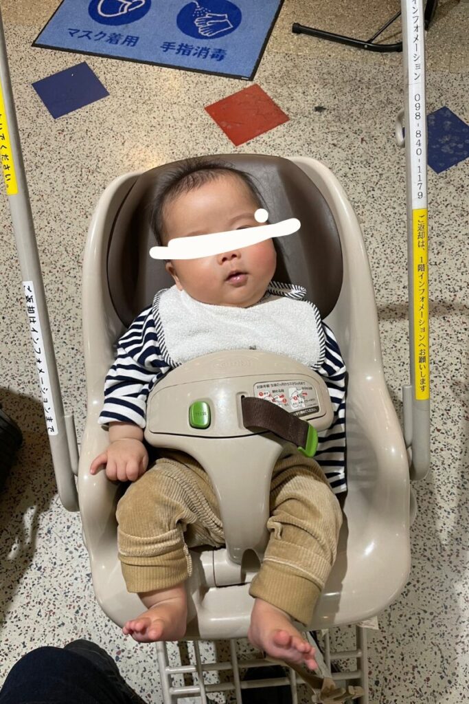 赤ちゃん連れ飛行機旅行で空港でレンタルしたベビーカーに乗る息子の写真