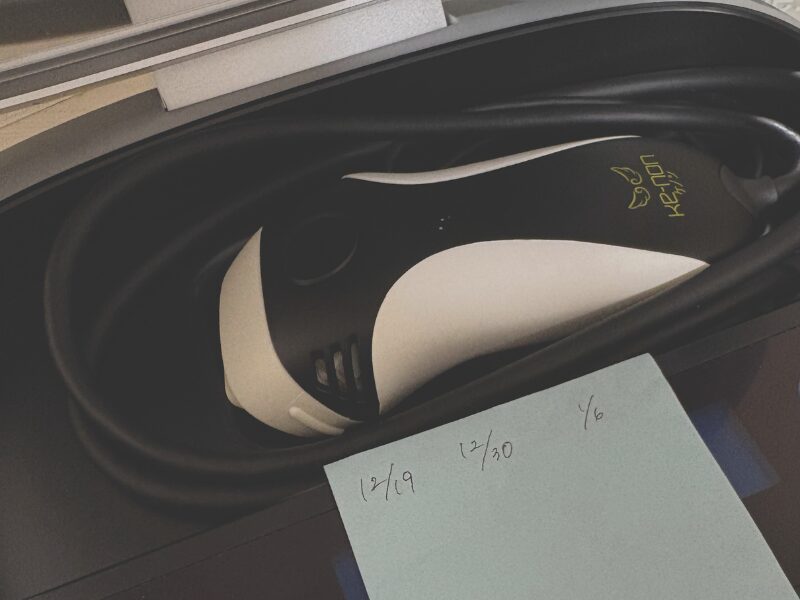 ケノンに付箋を張り付け、照射日をメモしている様子の写真