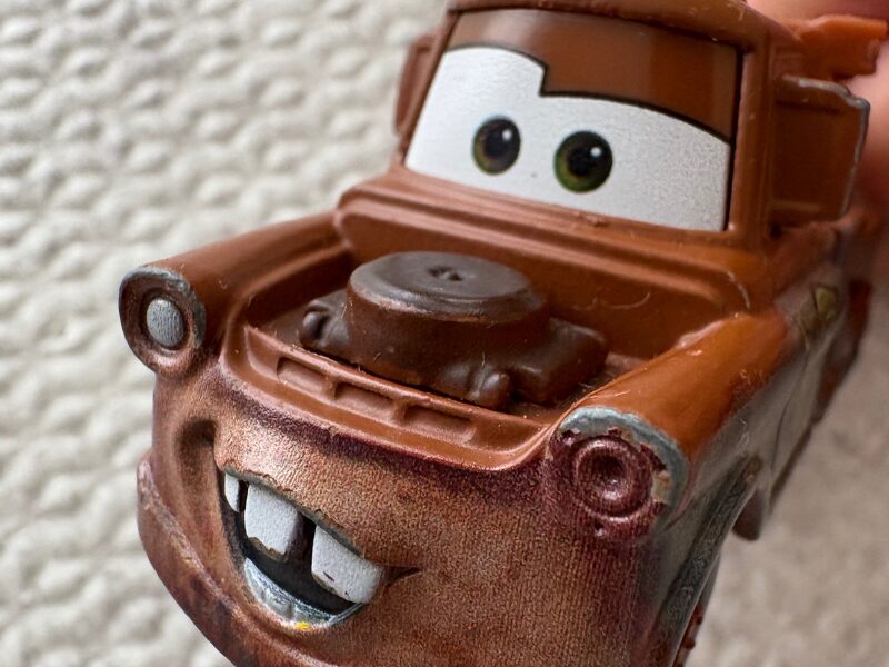 歯並びが悪いキャラクター「カーズのメーター」のトミカの写真