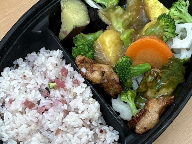 付き添い入院中に食べて美味しかった冷凍食品「ニップンよくばり御膳:五穀梅ご飯と彩り野菜とバジルチキン」の実際の写真