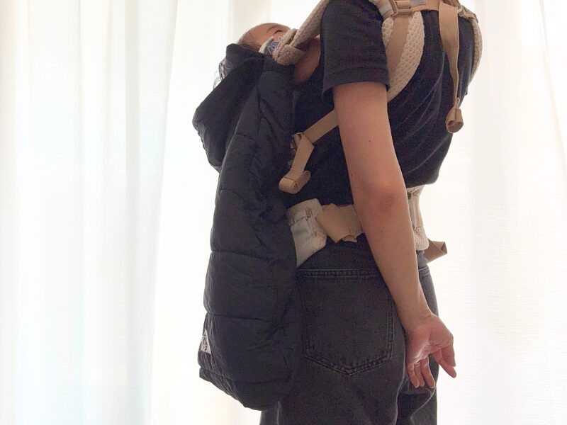 娘を抱っこ紐で抱っこしてシェルブランケットを装着している状態