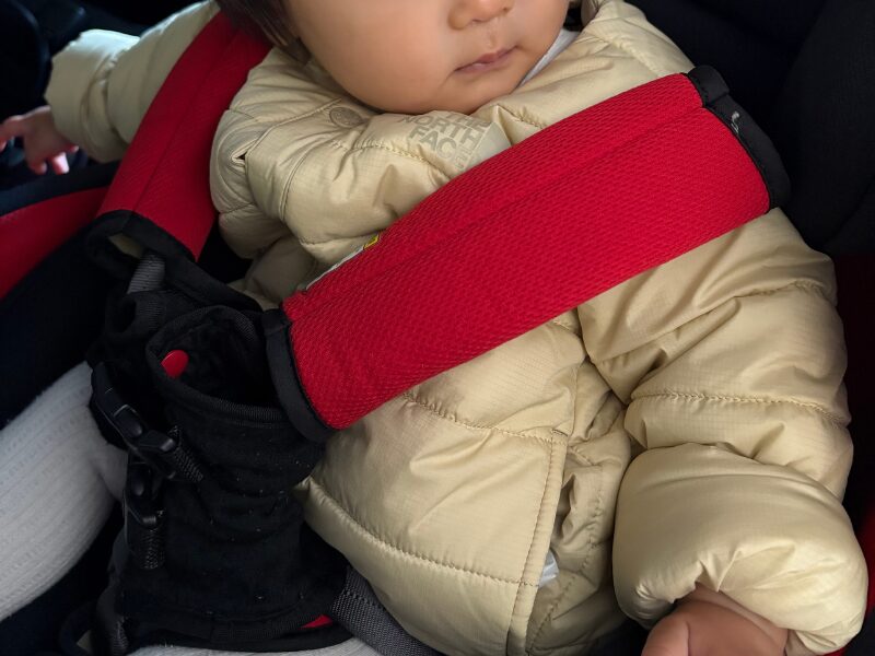 ノースフエイス ベビーダウンを着たままチャイルドシートに乗せた状態