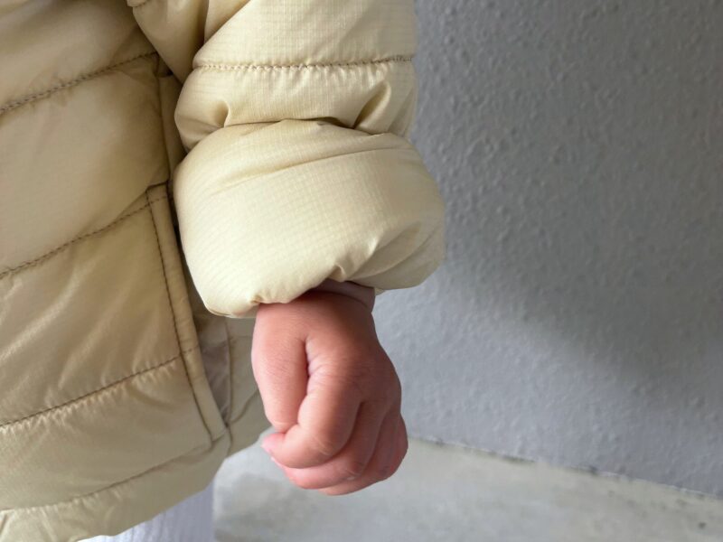 ノースフェイス ベビーダウン マイクロゼファーカーディガンを着用した際の袖口アップの写真