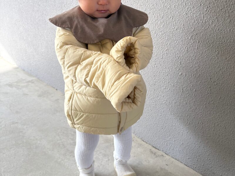 ノースフエイスのベビーダウンの袖を曲げずに着た状態
