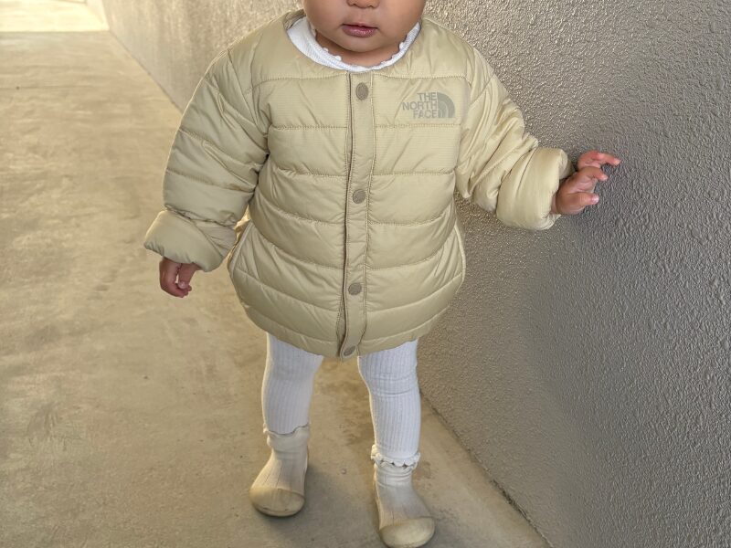 ノースフェイス ベビーダウン マイクロゼファーカーディガンを実際に着用している様子(正面)