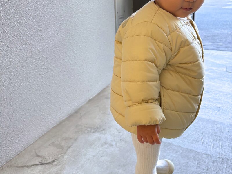 ノースフェイス ベビーダウン マイクロゼファーカーディガンを実際に着用している様子(横)