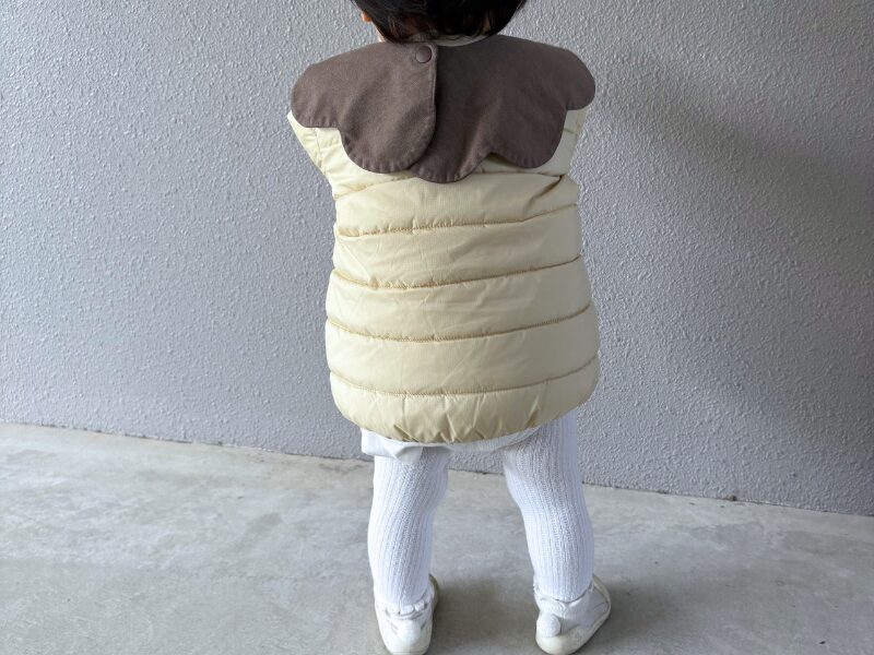 ノースフェイス ベビーダウン マイクロゼファーカーディガンを実際に着用している様子(背面)