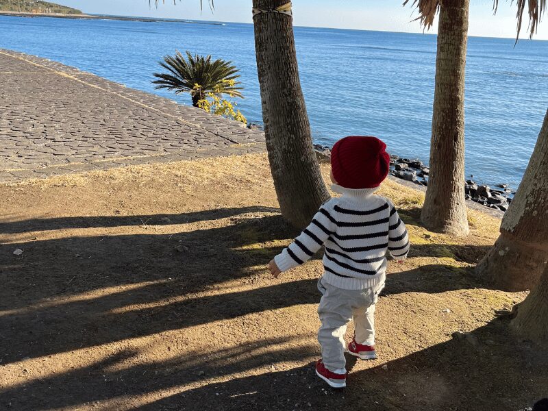 青島ビーチパークに向かう途中の息子の後ろ姿。