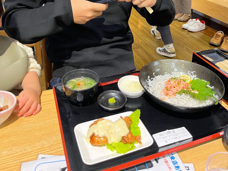 道の駅 北川はゆまのレストランでの食事の様子