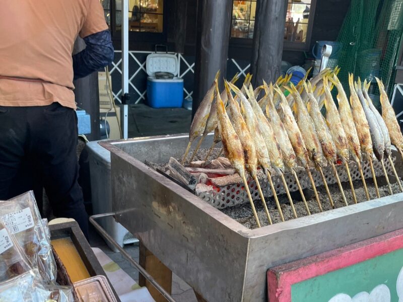道の駅 北川はゆまにある尾辻あゆ店の鮎の塩焼きが売られている様子