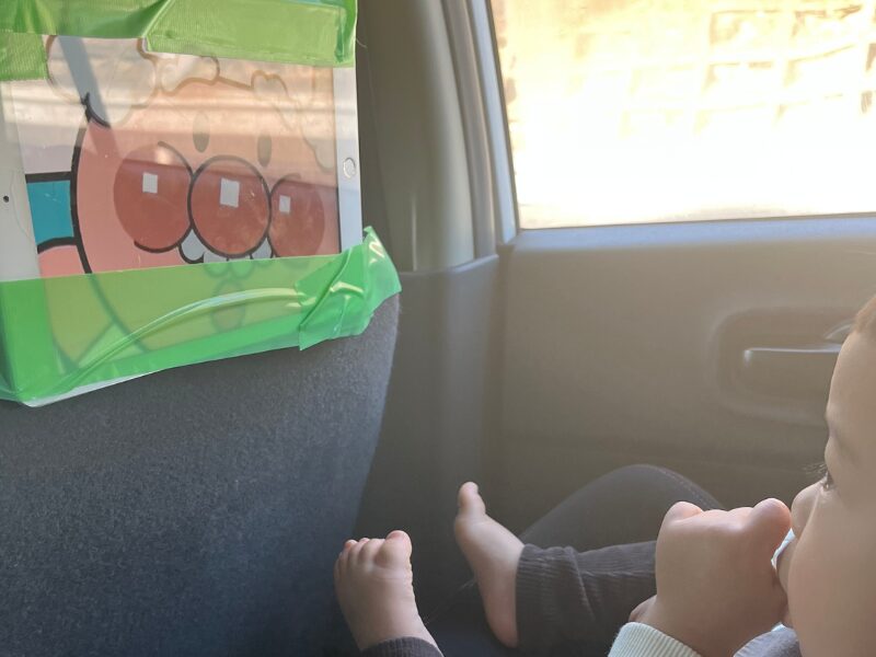 車内でタブレットでYouTube動画を見る息子の様子