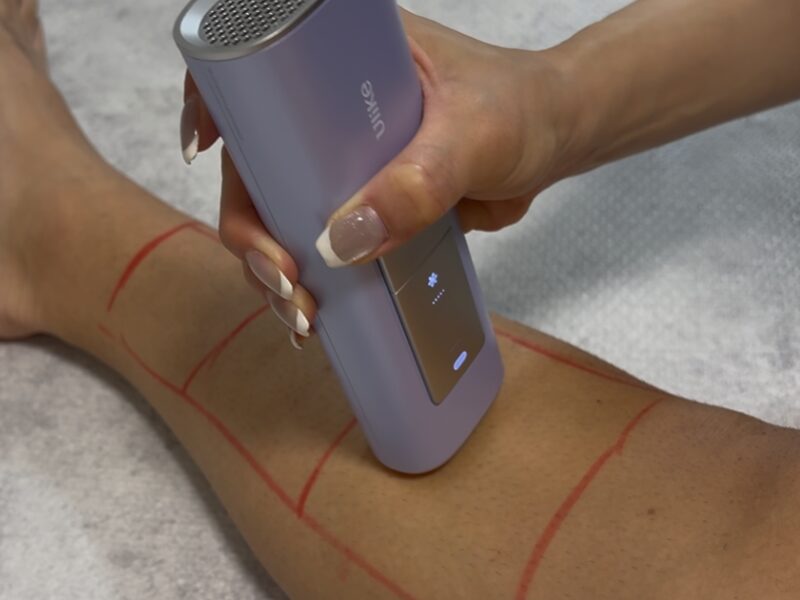 Ulike Air Pro Sをパパの足に照射している様子の写真