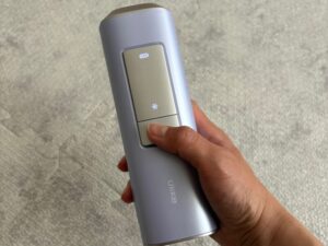 Ulike AirPro S IPL光美容器を手に持った写真